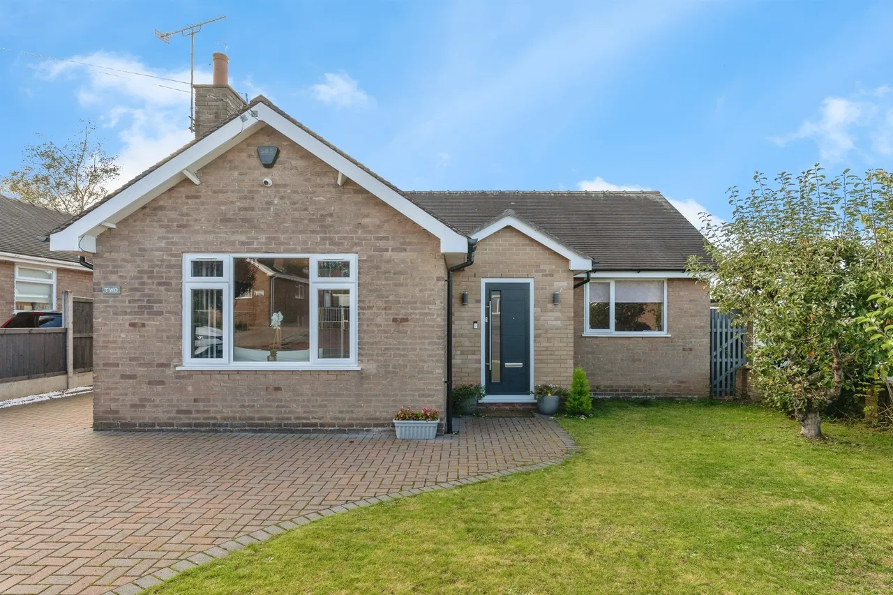3 bed house for sale — Sussex Gardens, WREXHAM