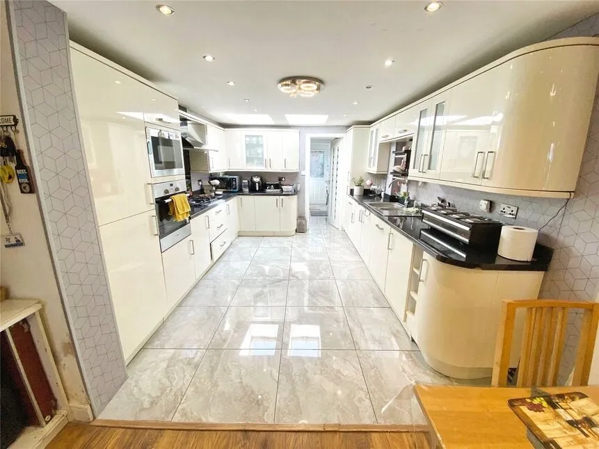 St. Marys Road, Watford, WD18, photo 3