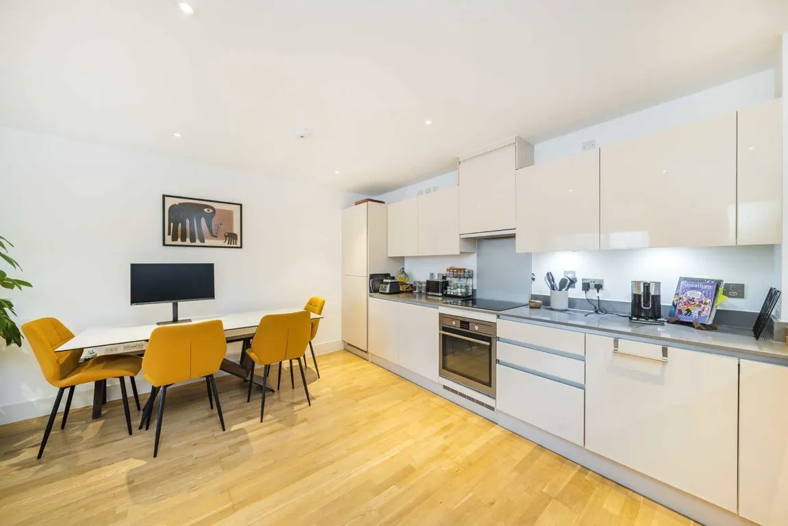 Streatham High Road, SW16, photo 2