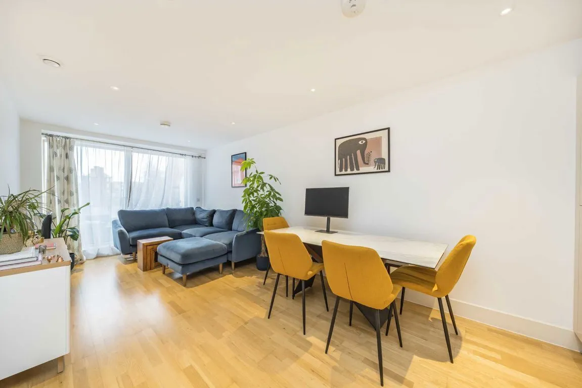 Streatham High Road, SW16, photo 3