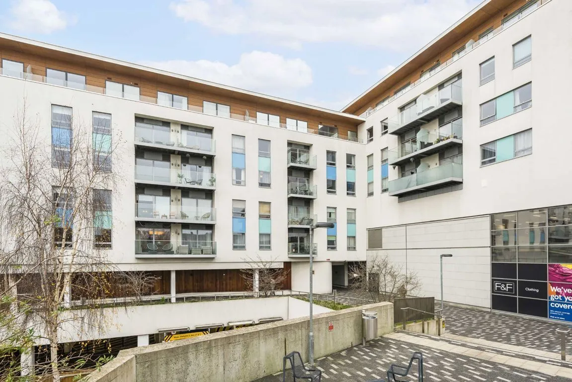 2 bed property for sale, Streatham High Road, SW16