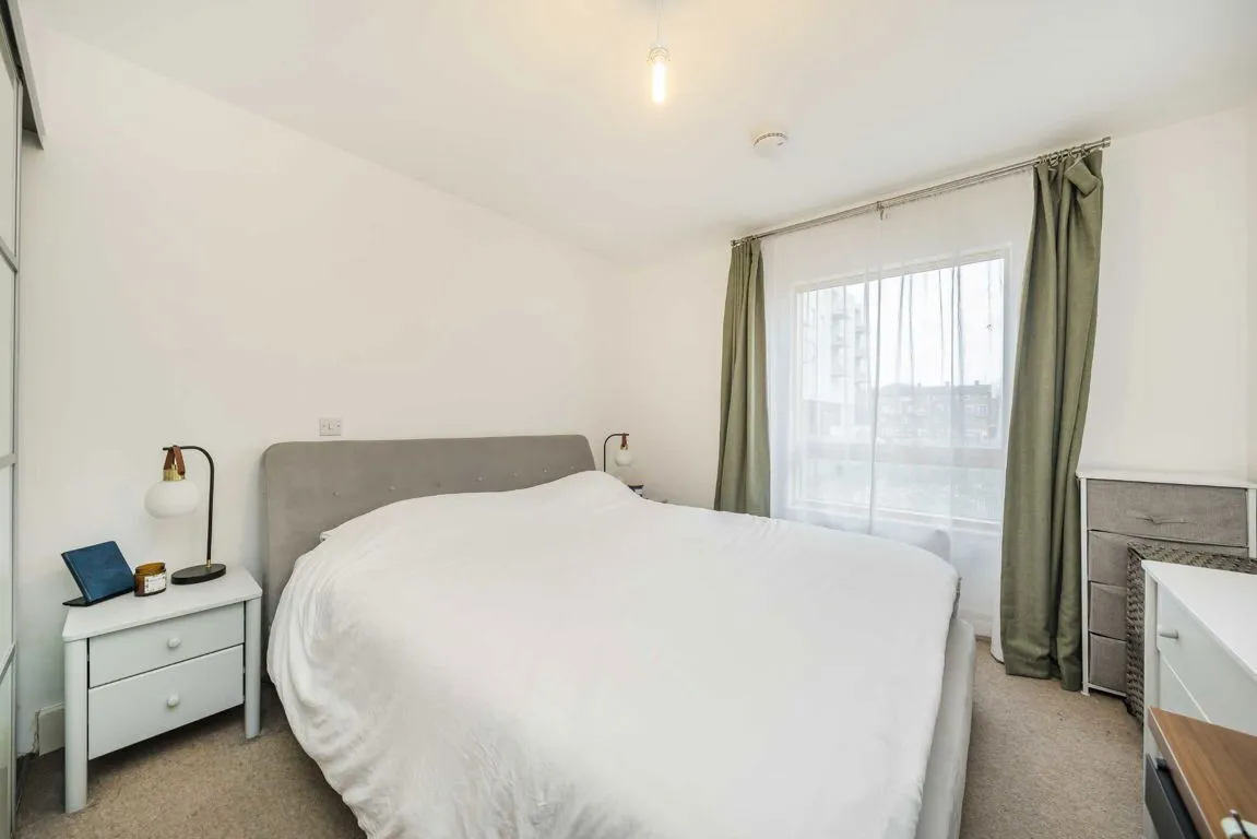 Streatham High Road, SW16, photo 5