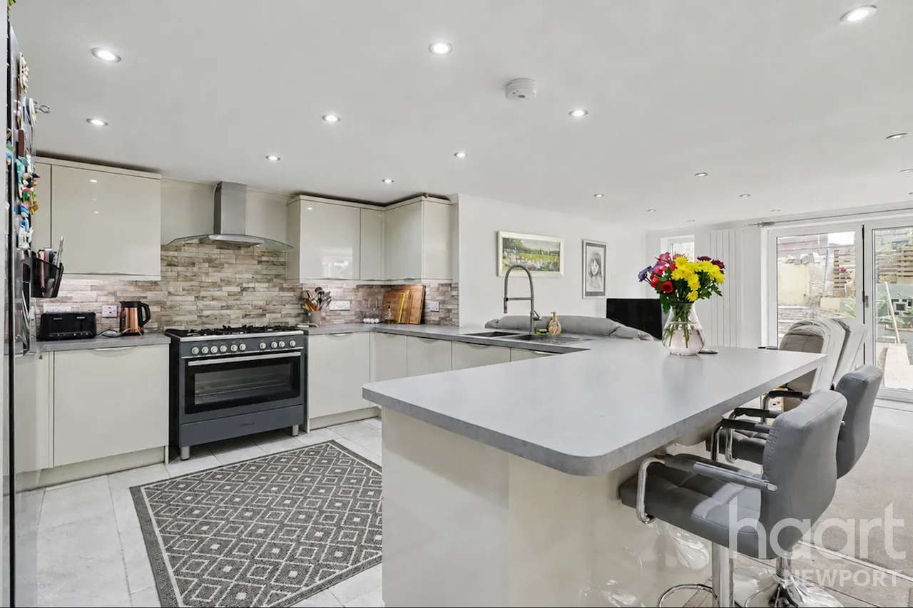 Tudor Crescent, Newport, NP10, photo 11