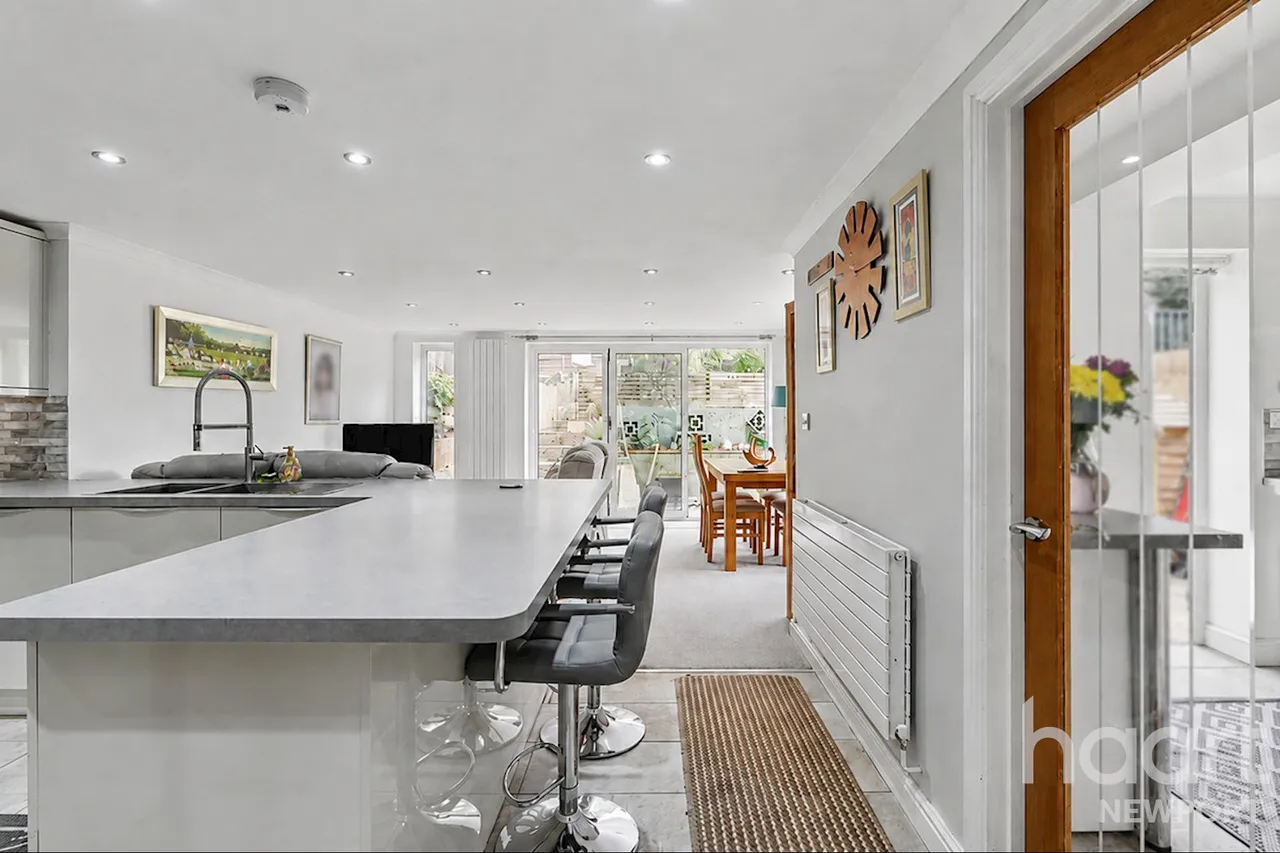 Tudor Crescent, Newport, NP10, photo 13
