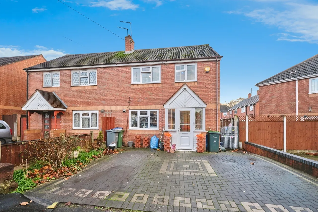 3 bed house for sale — Hillary Avenue, Wednesbury