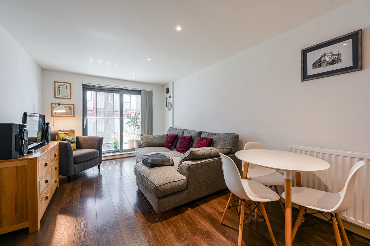 1 bed flat for sale — 552 East Carriage House, Royal Carriage Mews, London
