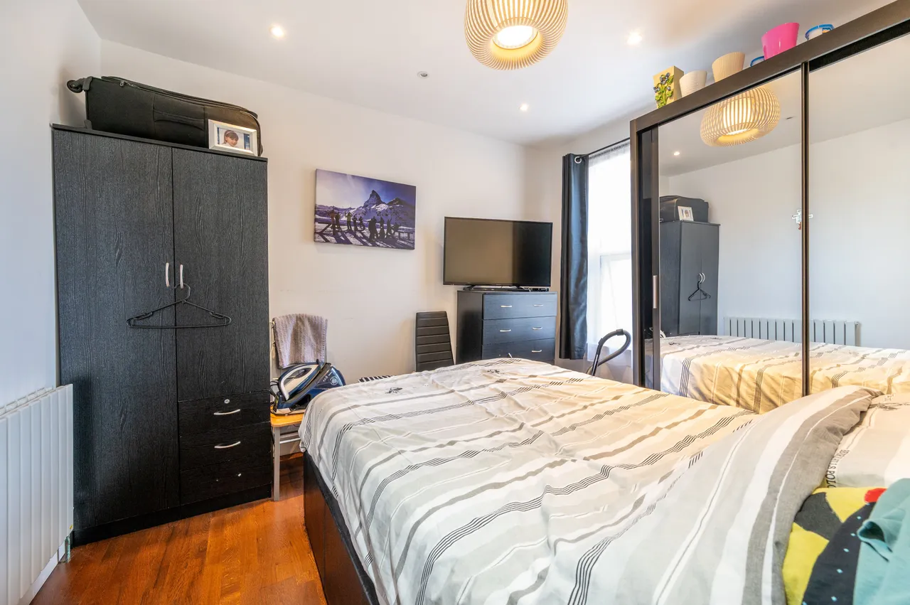 2 bed flat for sale — 68b Stratford Road, London