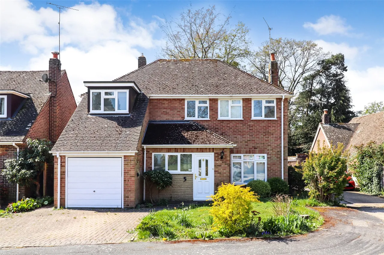 4 bed house for sale — Newlands, Fleet, Hampshire, GU52 6TW
