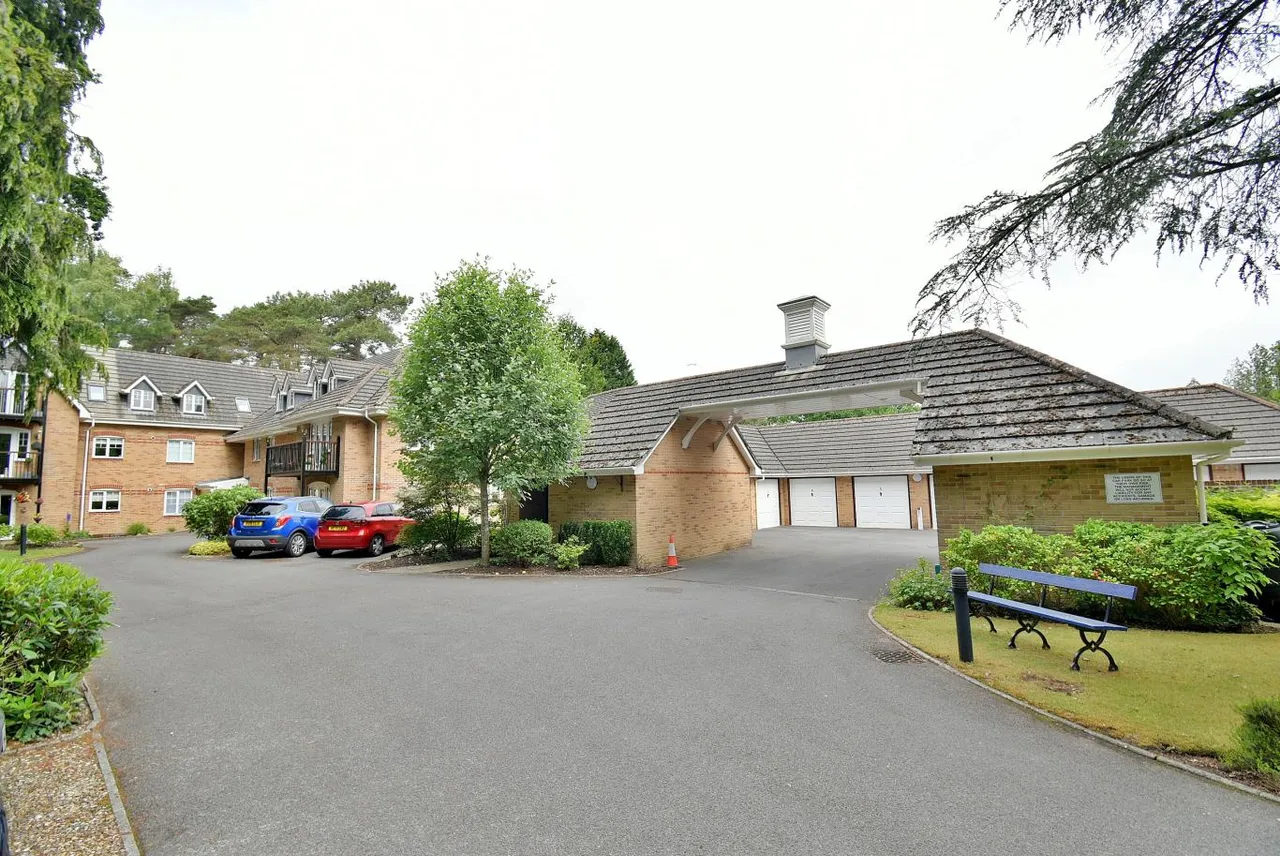 Wentworth Grange, BH22, photo 12