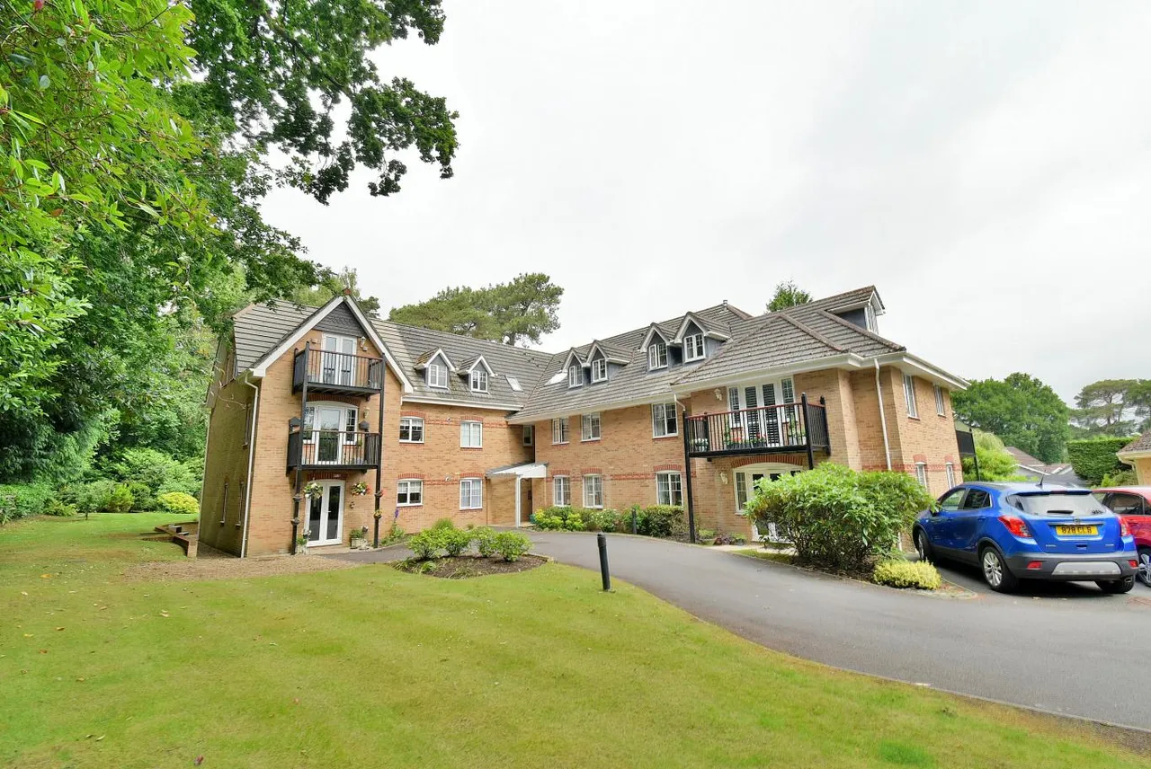 Wentworth Grange, BH22, photo 13
