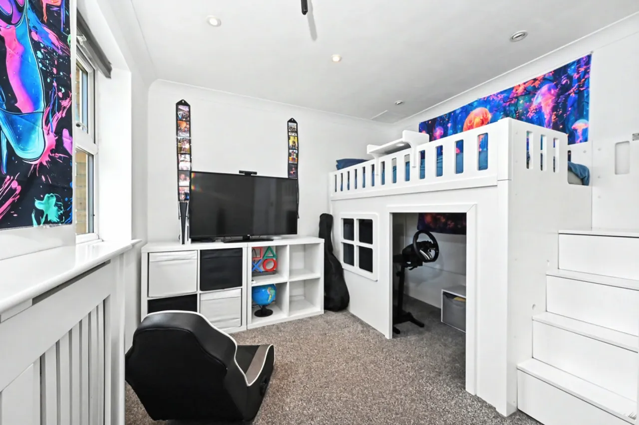 Cricklewood Drive, Tunstall, Stoke-on-Trent, photo 6