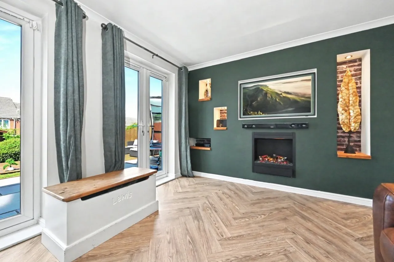 Cricklewood Drive, Tunstall, Stoke-on-Trent, photo 4