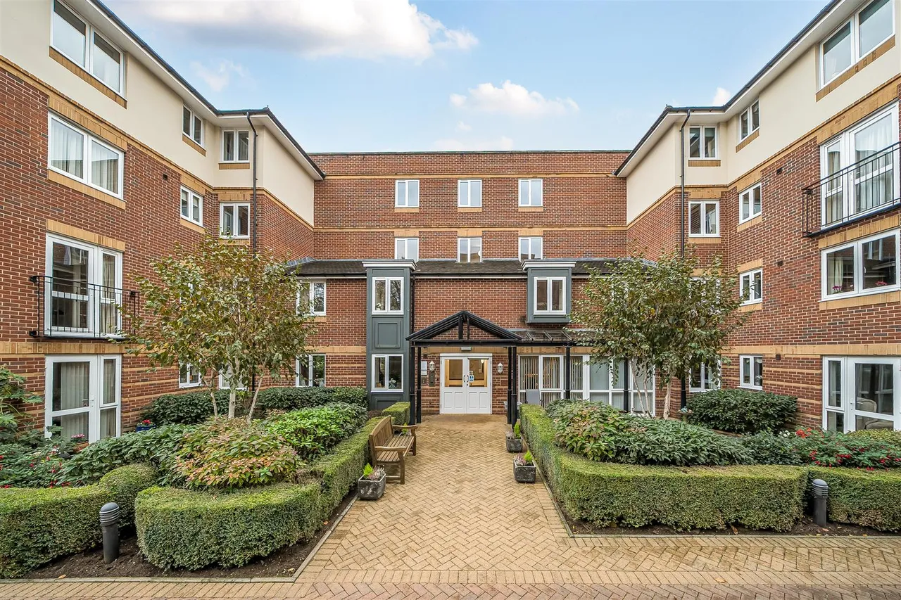 2 bed flat for sale, High Street, Rickmansworth, WD3