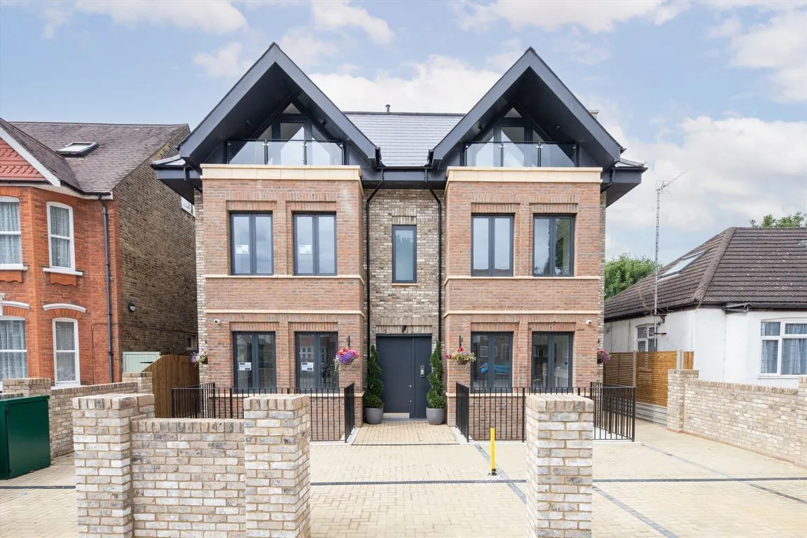 2 bed property to rent, Rosemont Road, W3