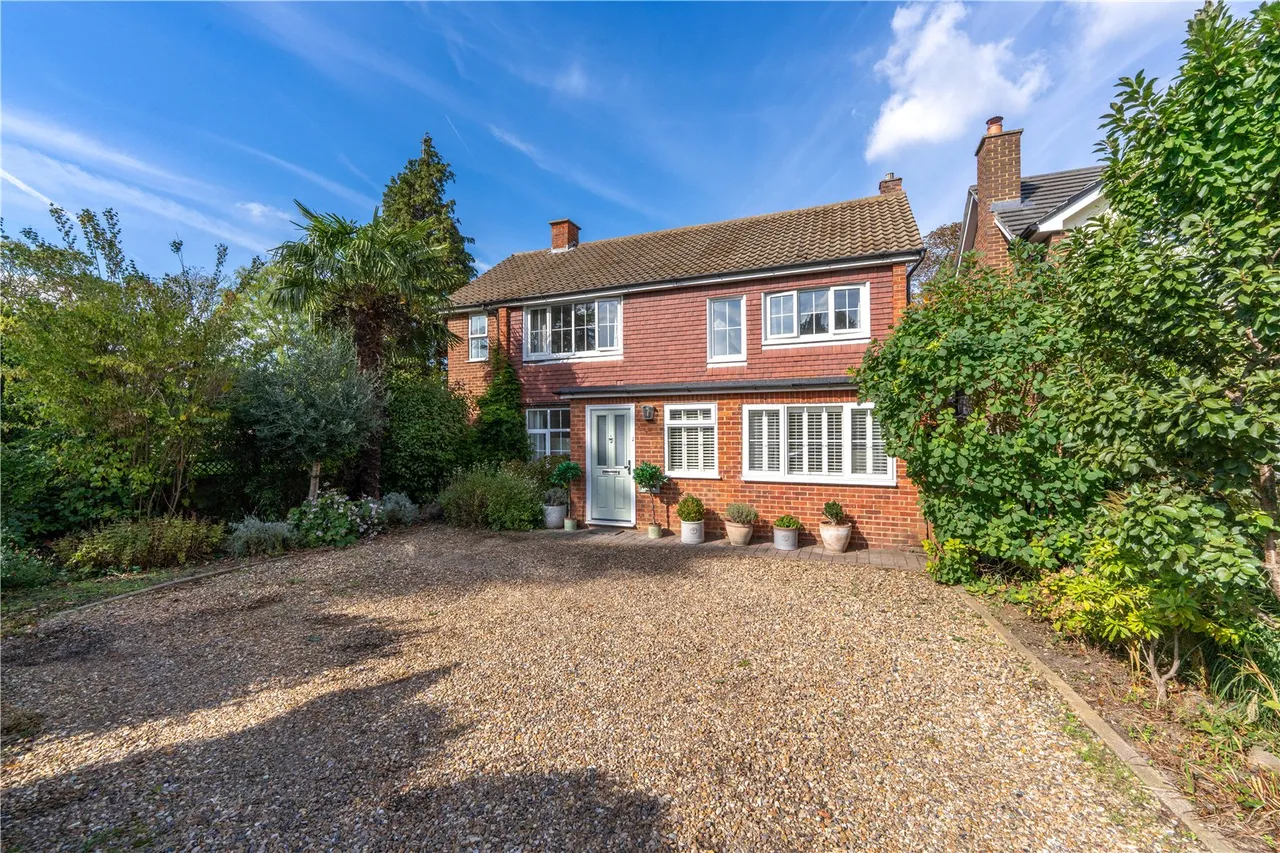 4 bed house for sale — Minsterley Avenue, Upper Halliford, Shepperton, TW17 8QT