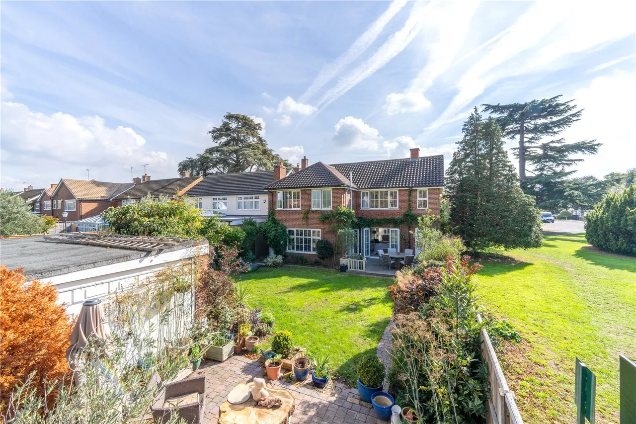 Minsterley Avenue, Upper Halliford, Shepperton, TW17 8QT, photo 2