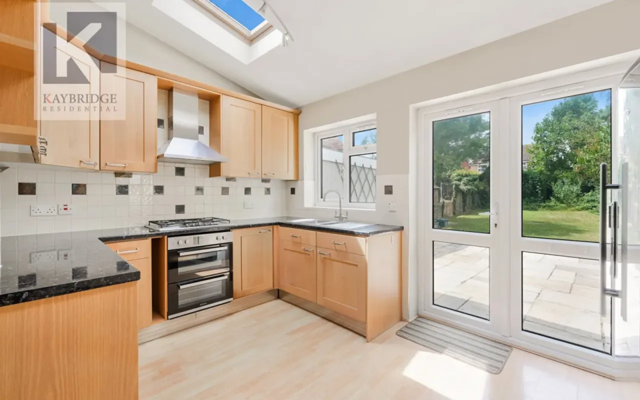 Cheshire Gardens, Chessington, KT9, photo 2