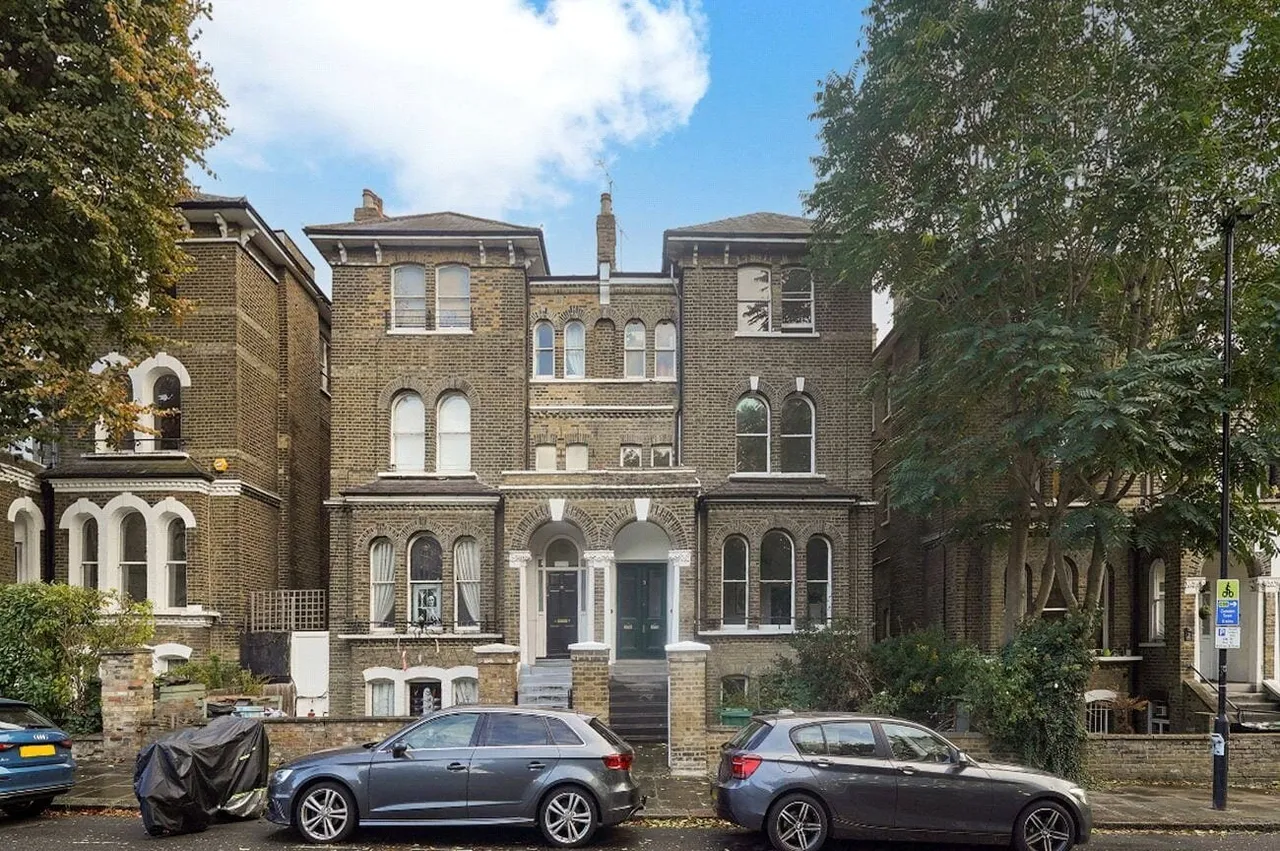 2 bed flat for sale, South Villas, London, NW1