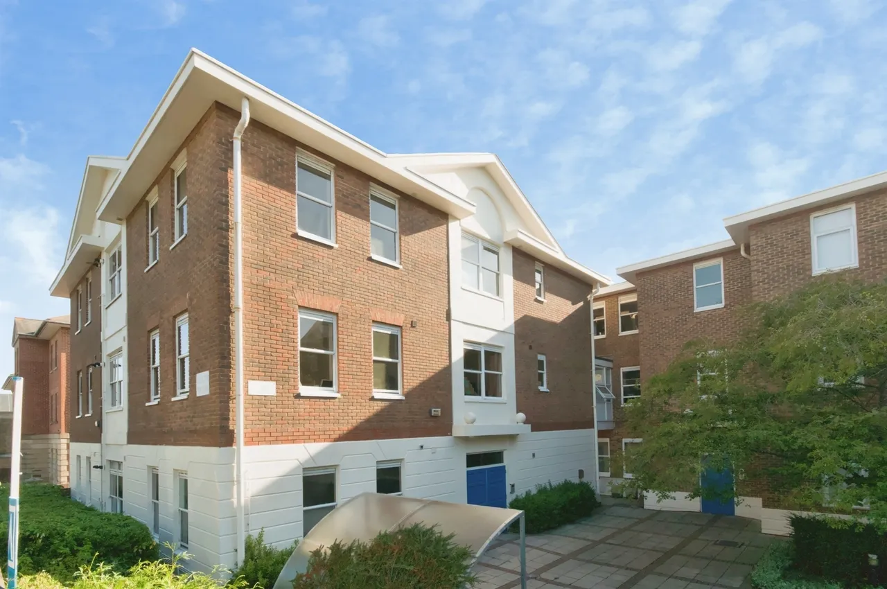 1 bed flat to rent, Heath Square, Boltro Road, RH16