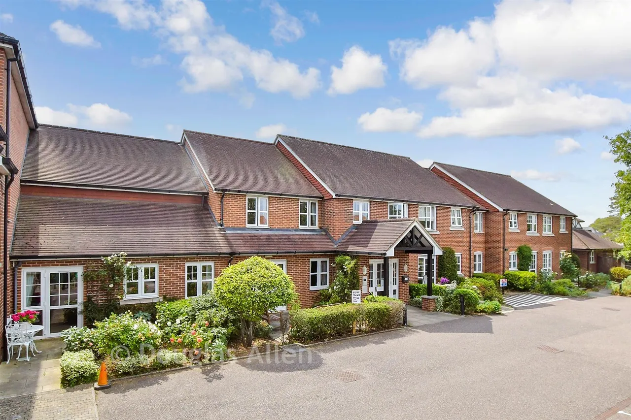 1 bed flat for sale, High Street, Epping, CM16