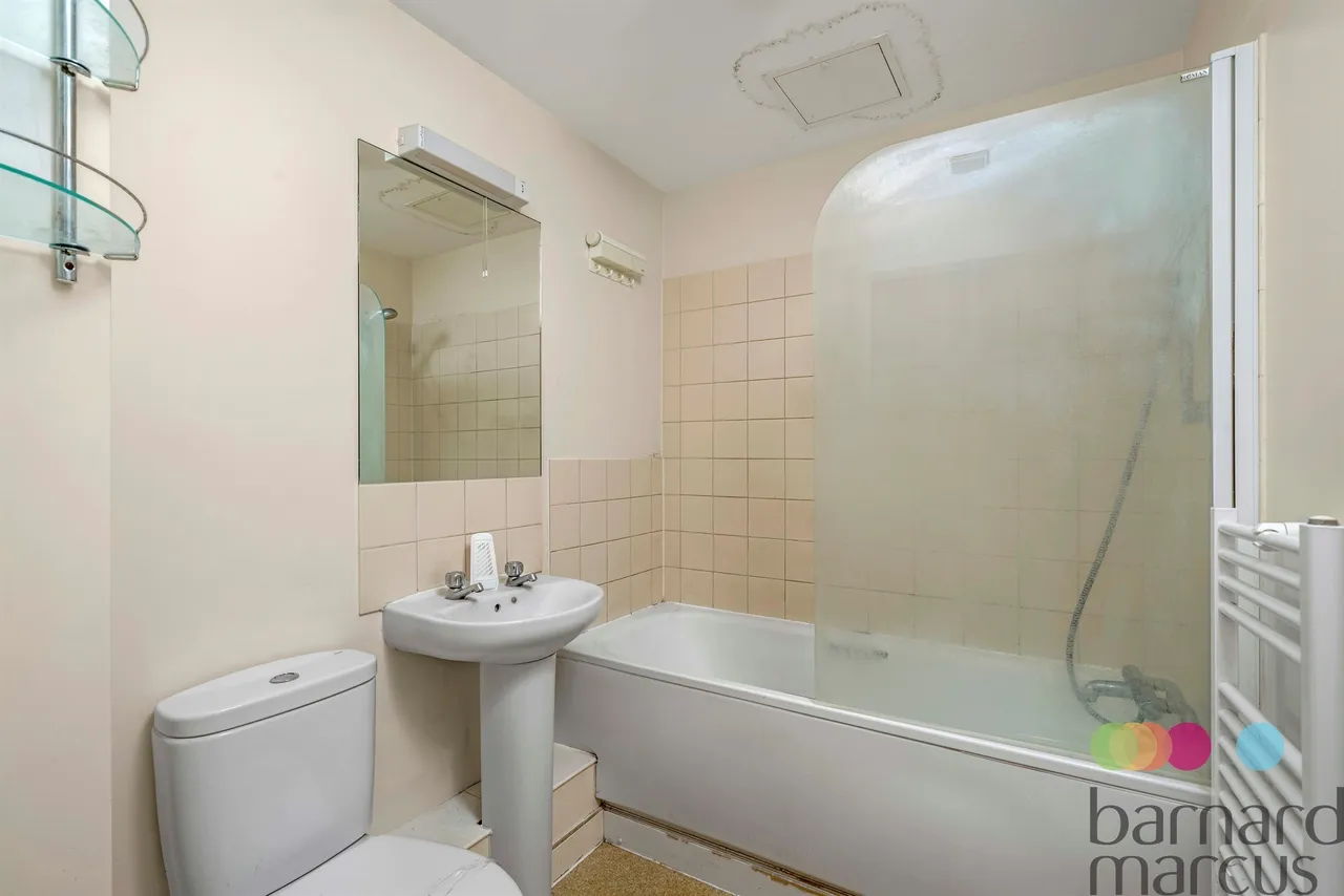 Boulevard Drive, London, NW9, photo 6