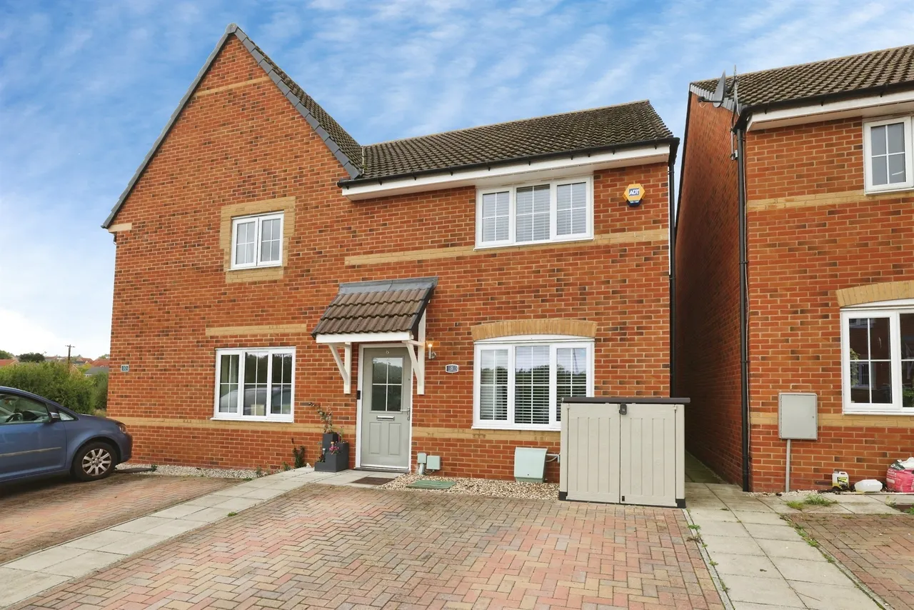 3 bed house for sale, Tornado Close, Calne, SN11