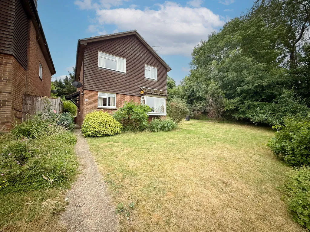 Chesterfield Crescent, Wing LU7 0TW, photo 2