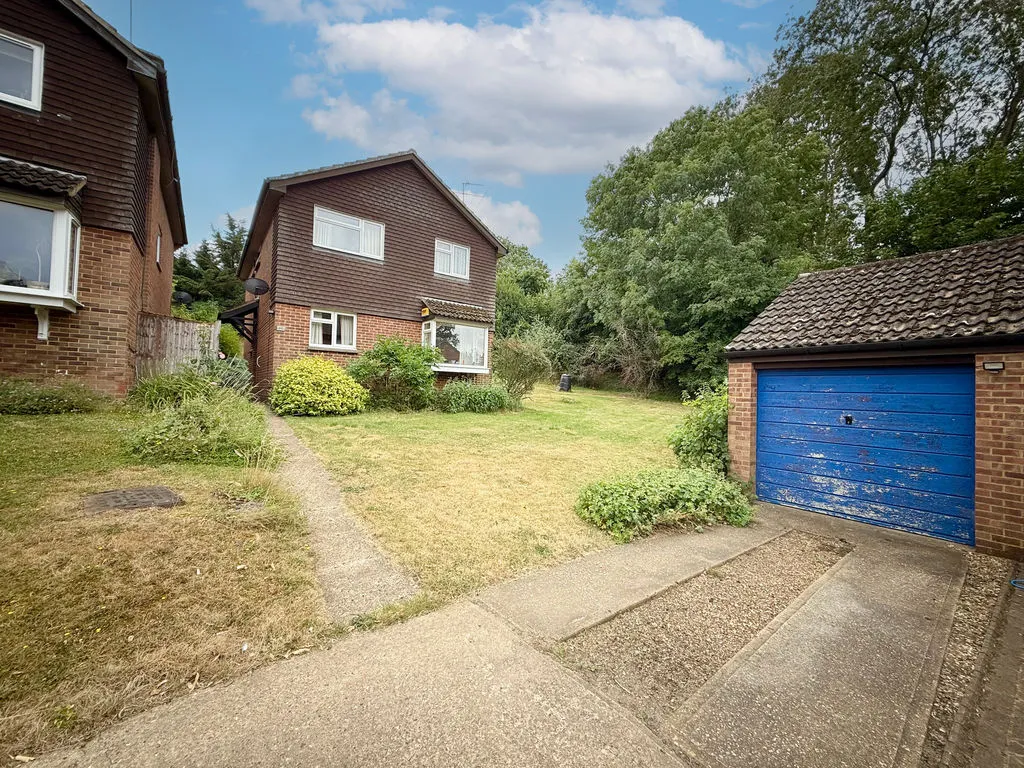 Chesterfield Crescent, Wing LU7 0TW, photo 17