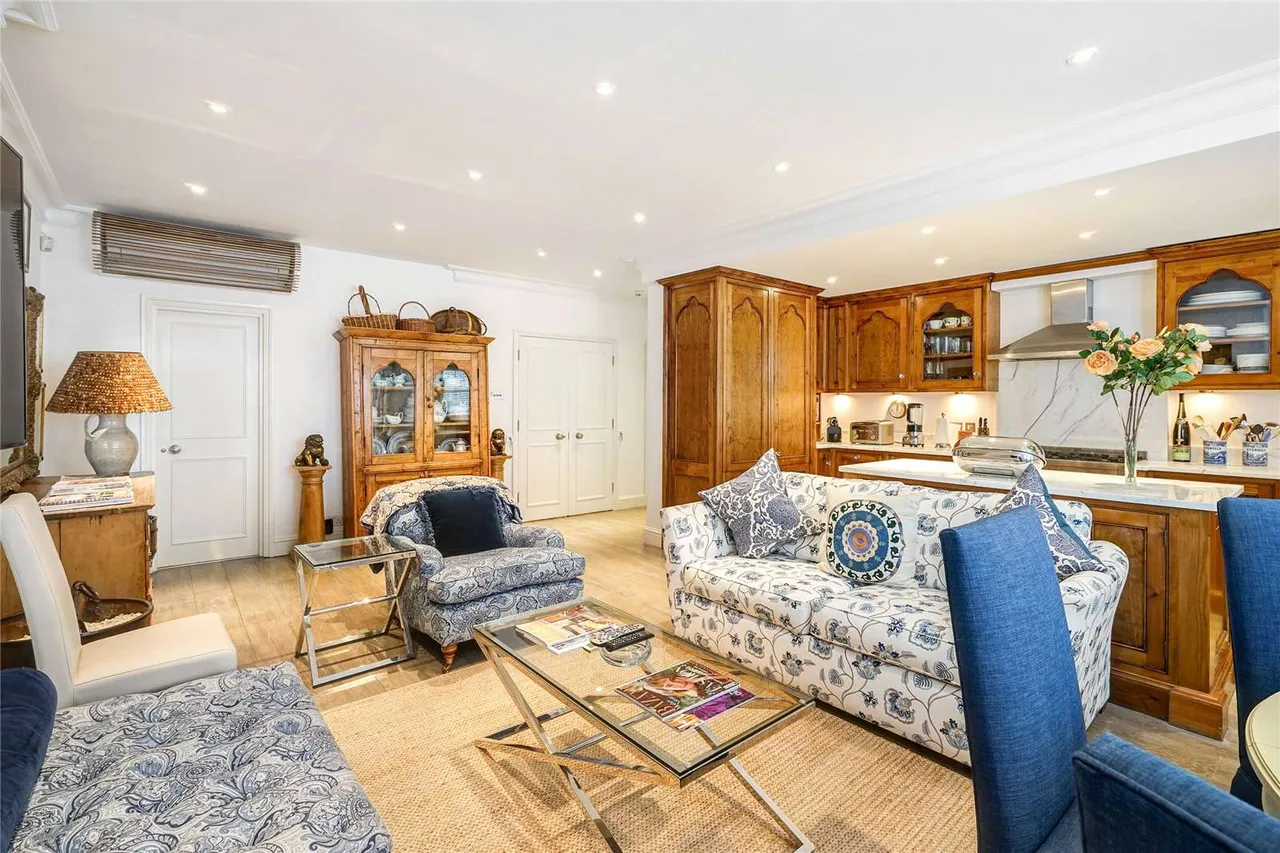 4 bed flat to rent — Cadogan Square, Knightsbridge, London, SW1X 0EA