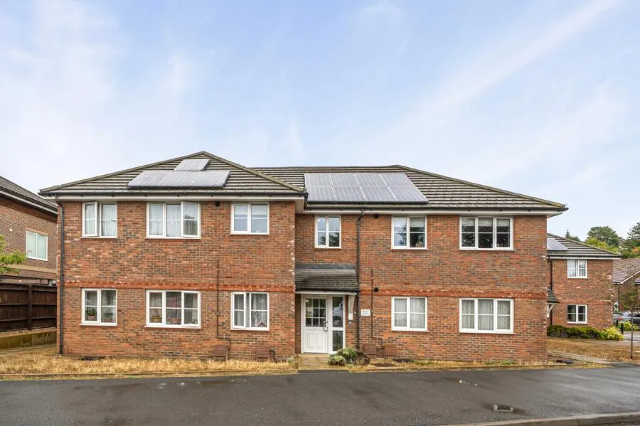 2 bed flat for sale, Asheridge Road, Chesham, HP5