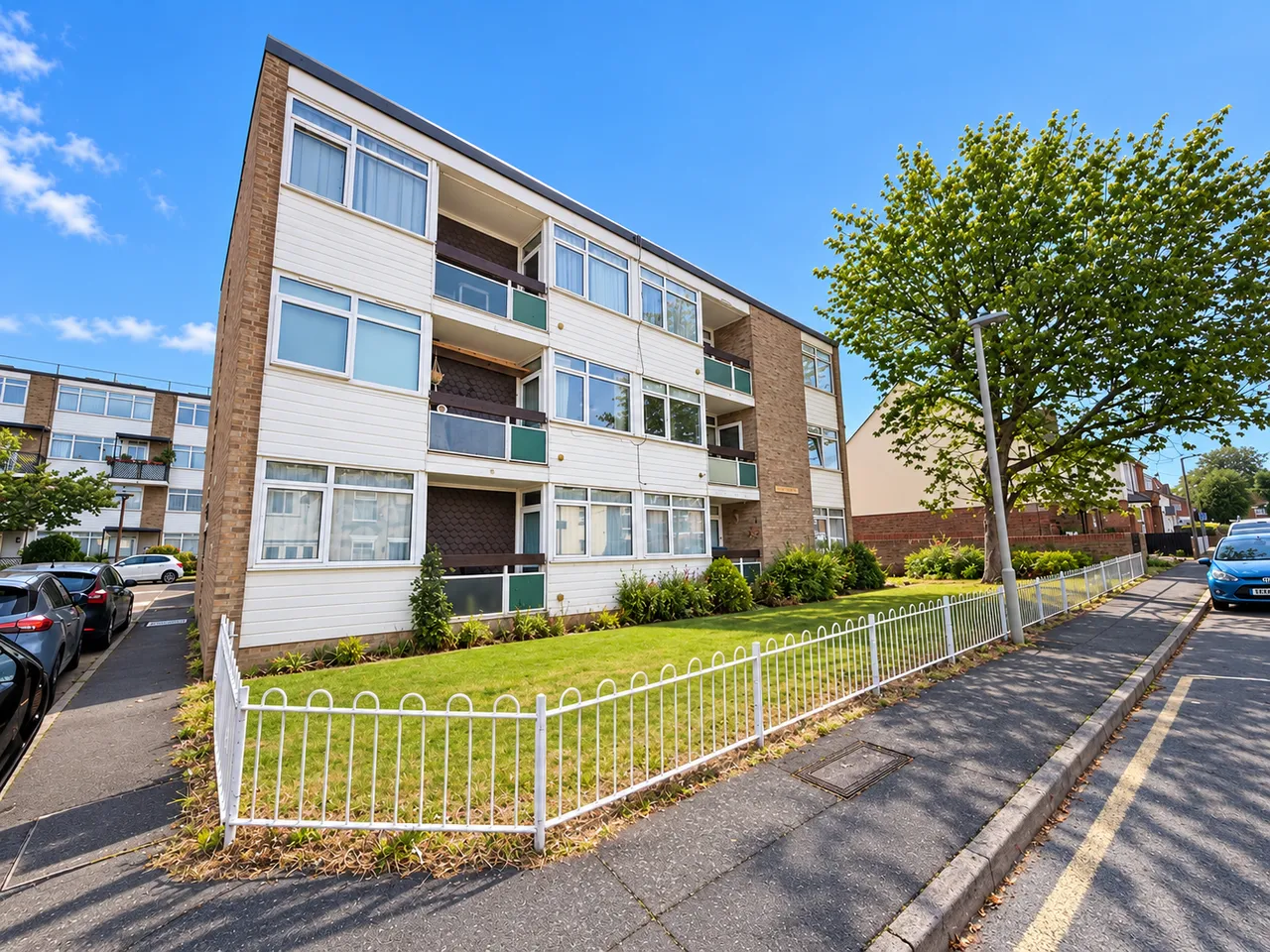 2 bed flat to rent — Pompador Close, Warley, Brentwood