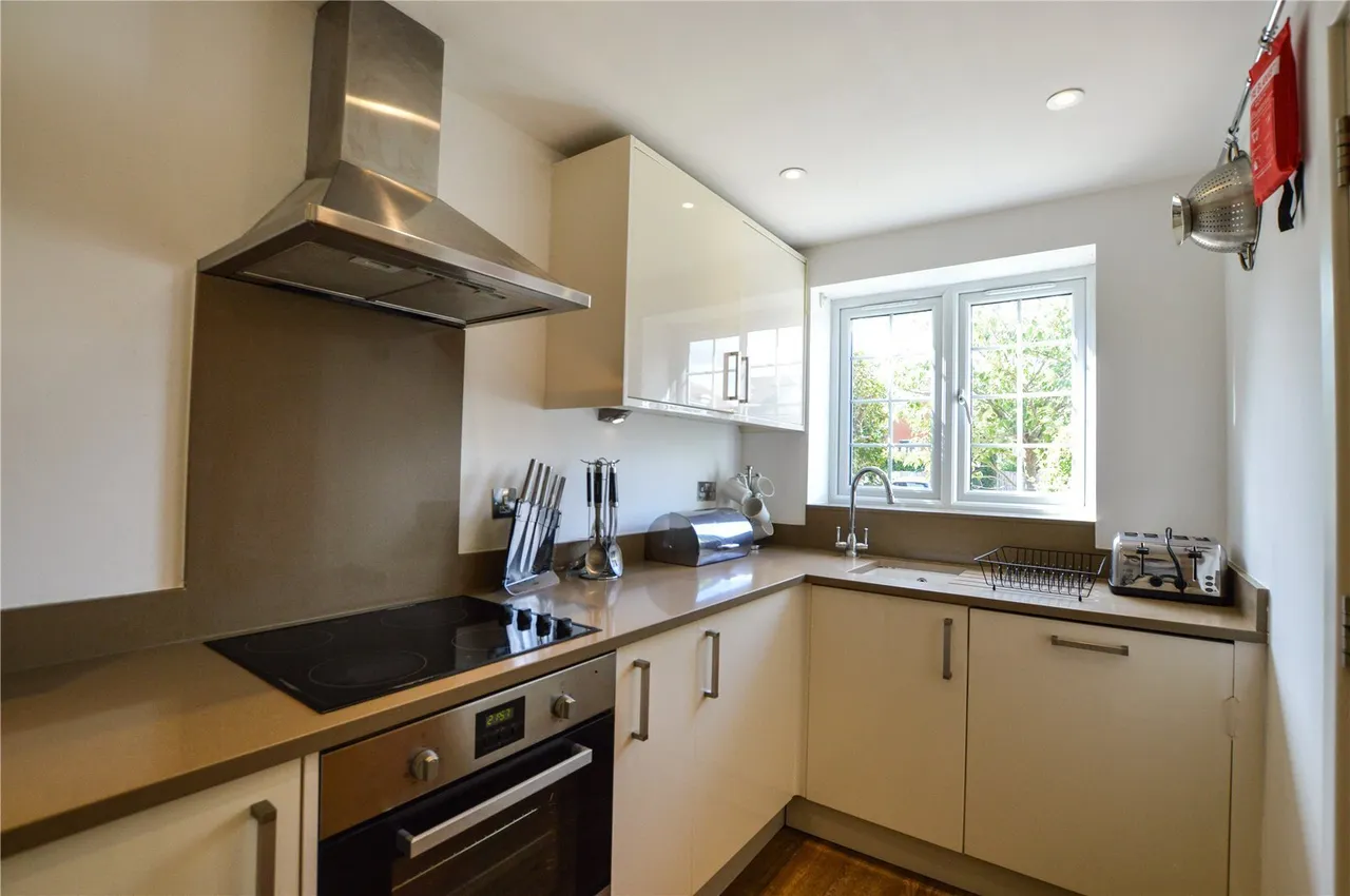 Foxleigh Grange, Bisley, Woking, Surr..., photo 3