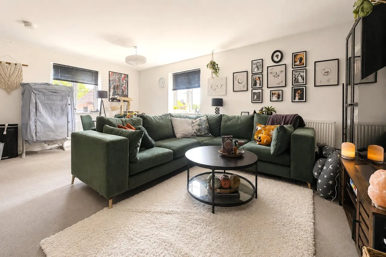 Bartlett Avenue, Badshot Lea, Farnham, Surrey, GU9 9GD, photo 3