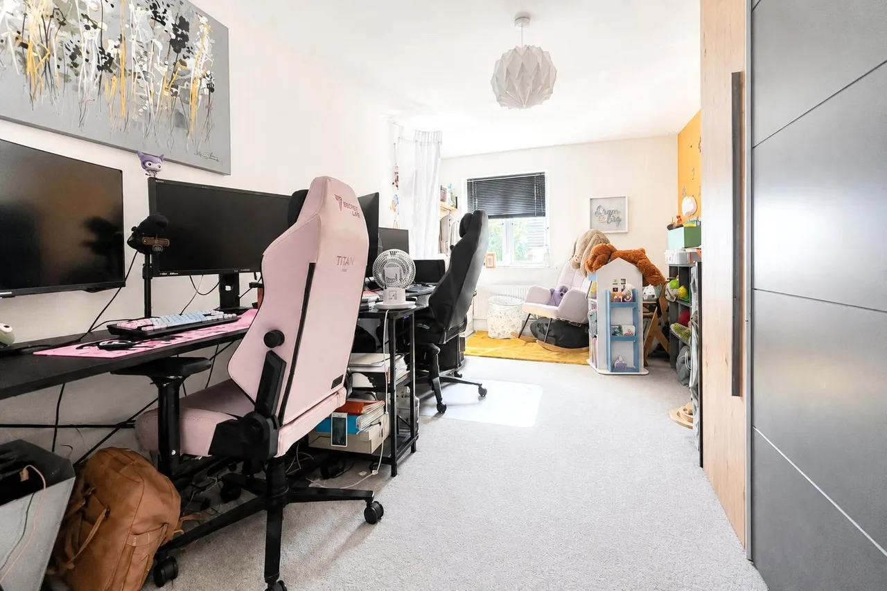 Bartlett Avenue, Badshot Lea, Farnham, Surrey, GU9 9GD, photo 5