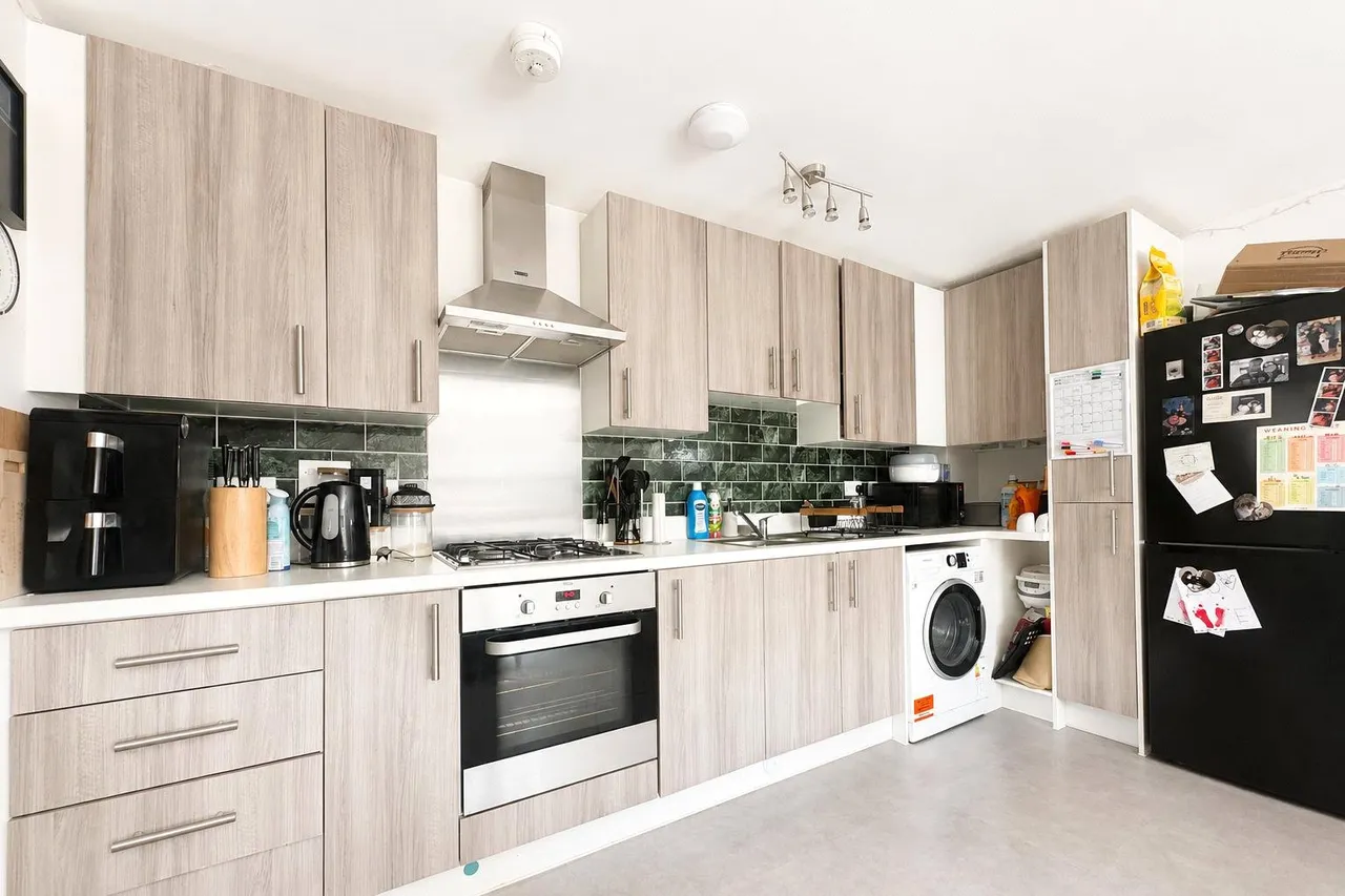 Bartlett Avenue, Badshot Lea, Farnham, Surrey, GU9 9GD, photo 2
