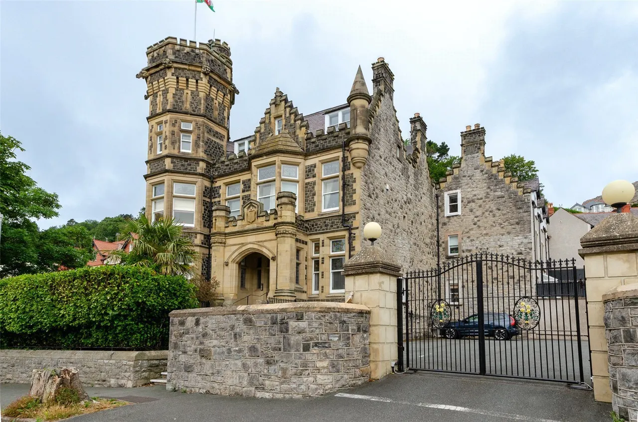 2 bed flat for sale, Church Walks, Llandudno, LL30
