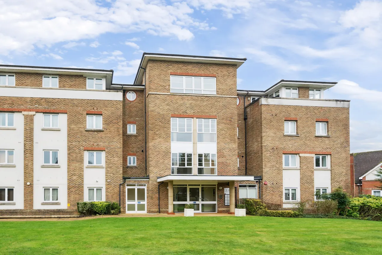 2 bed flat for sale, Lady Aylesford Avenue, Stanmore, HA7
