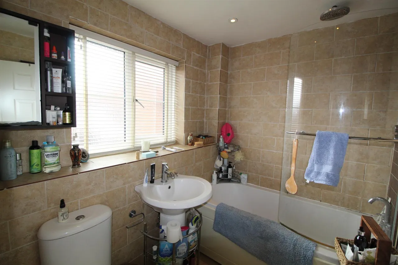 Englefield Close, Englefield Green, Egham, Surrey, TW20 0SE, photo 16