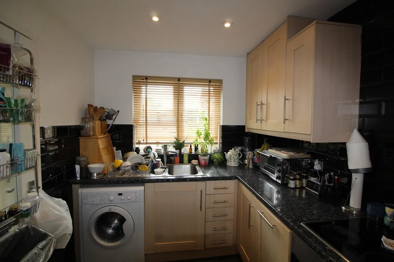 Englefield Close, Englefield Green, Egham, Surrey, TW20 0SE, photo 3