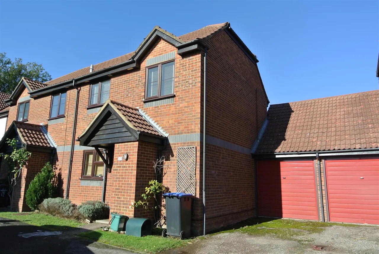 2 bed house for sale — Englefield Close, Englefield Green, Egham, Surrey, TW20 0SE