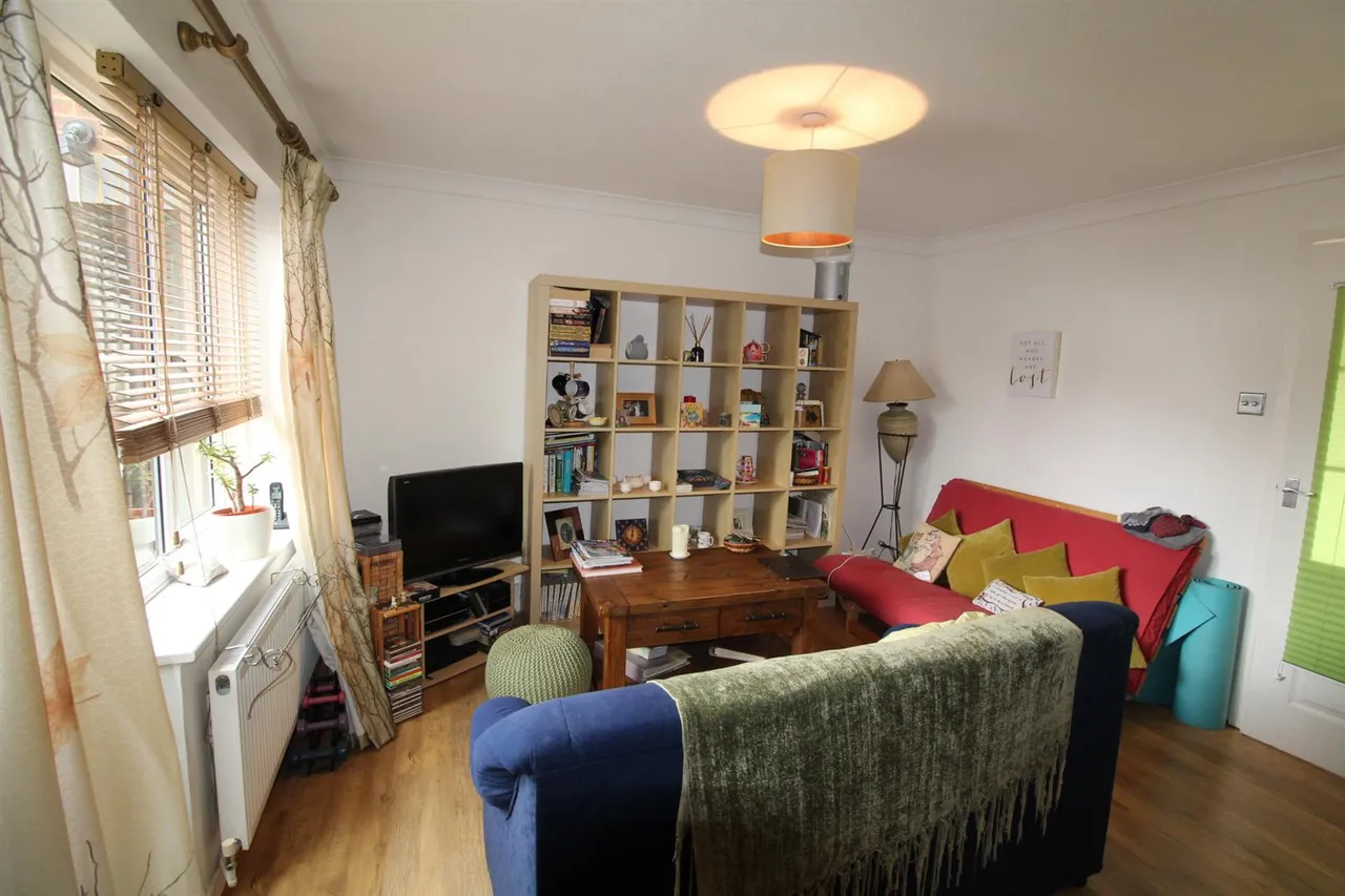 Englefield Close, Englefield Green, Egham, Surrey, TW20 0SE, photo 5