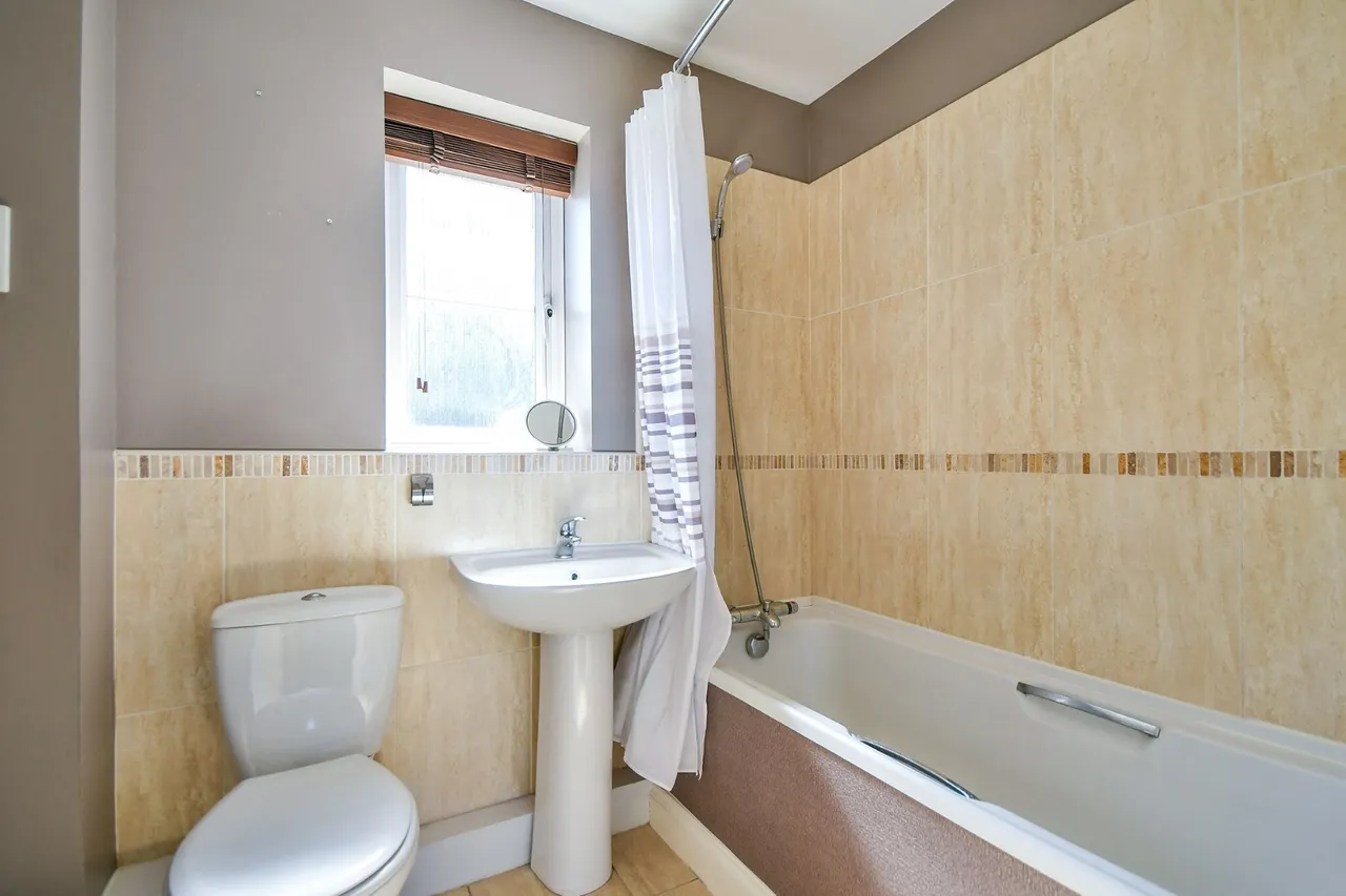 Town Centre, SN1, photo 5