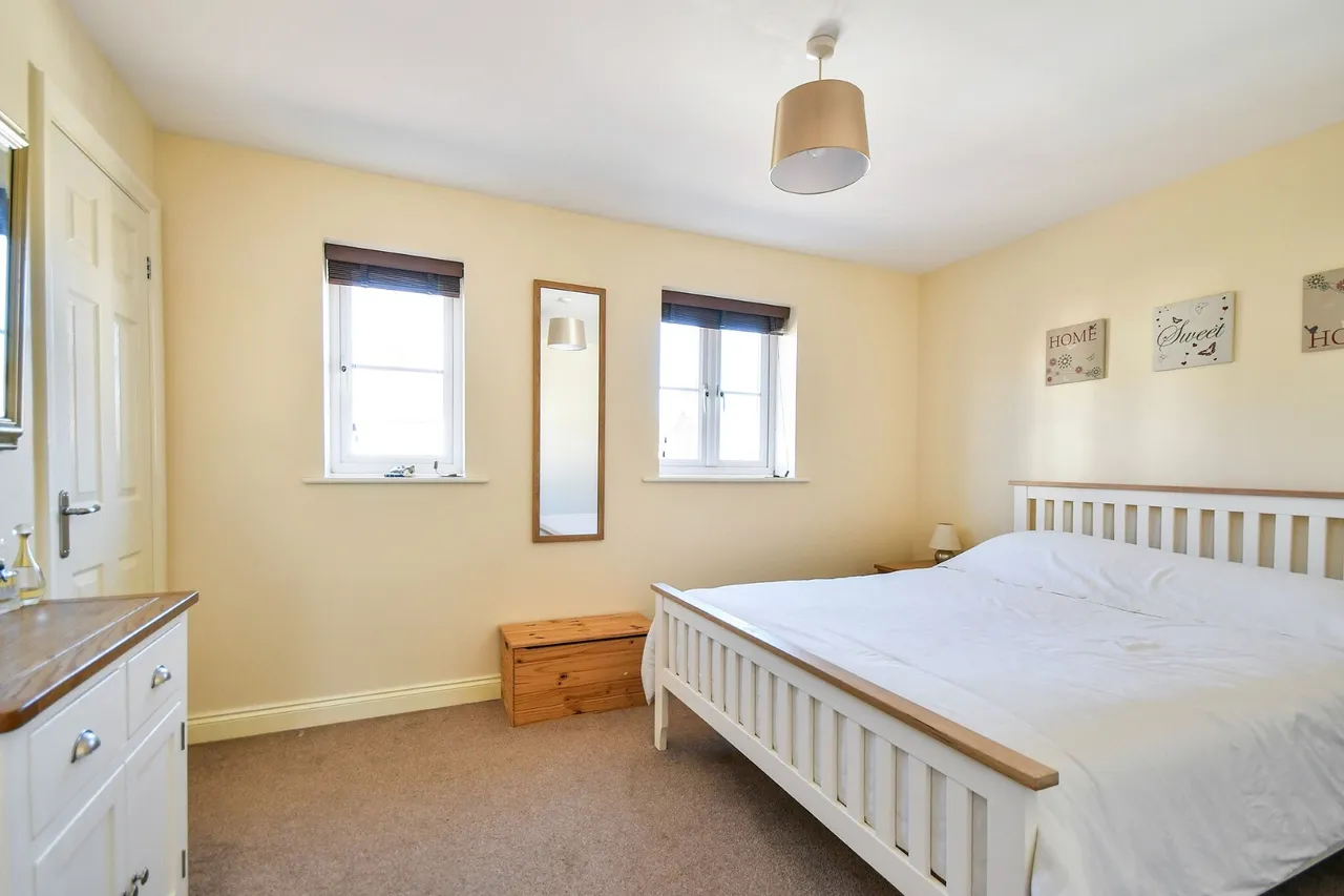 Town Centre, SN1, photo 6
