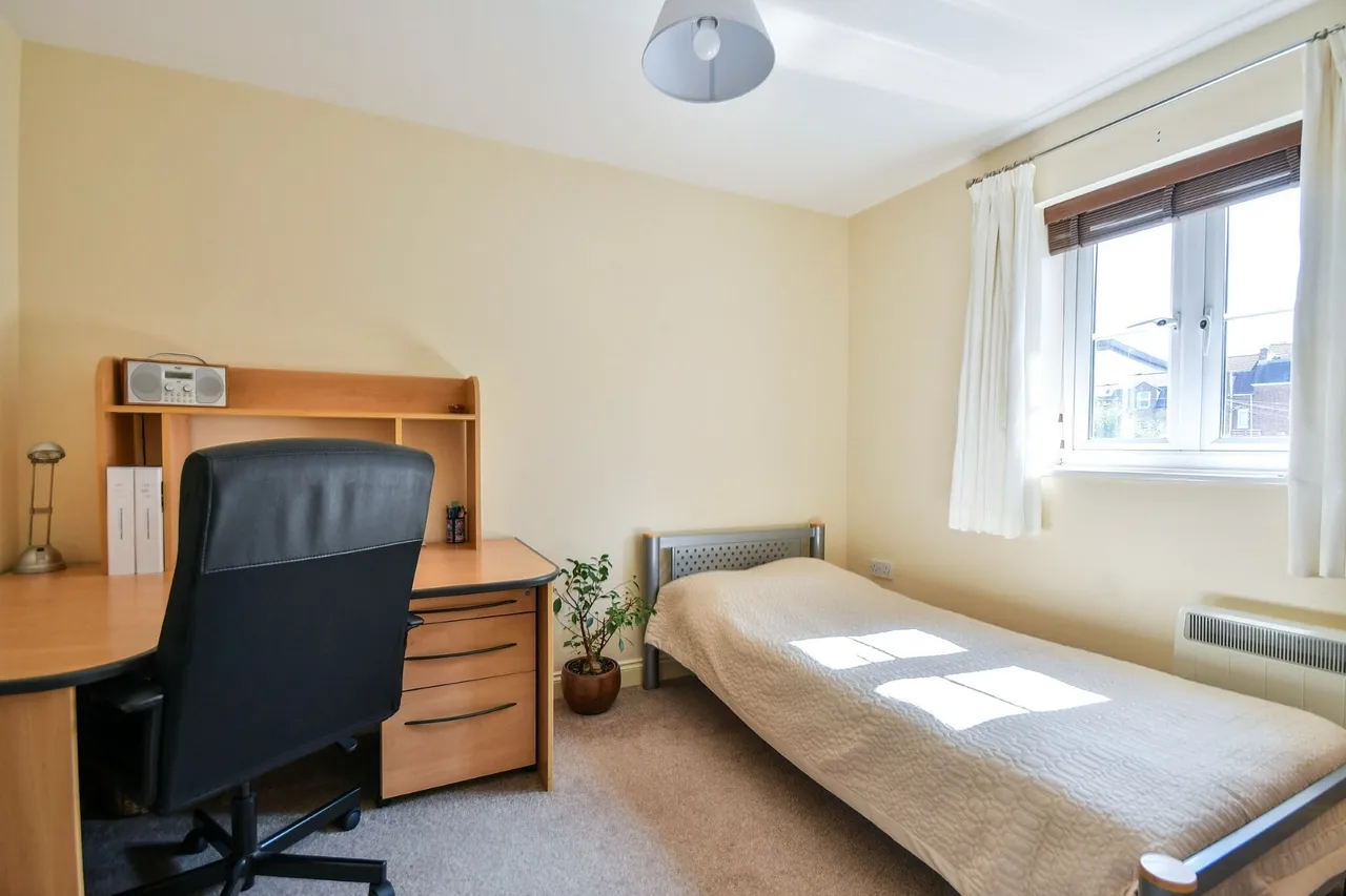 Town Centre, SN1, photo 7
