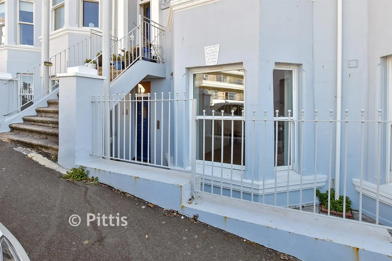 2 bed flat for sale, Hambrough Road, Ventnor, PO38