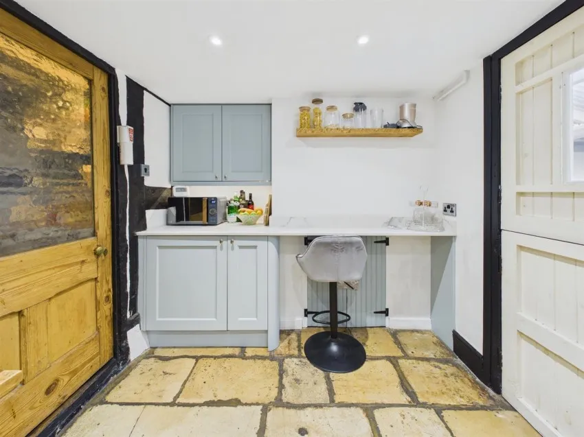 Hucclecote Road, Gloucester, photo 7