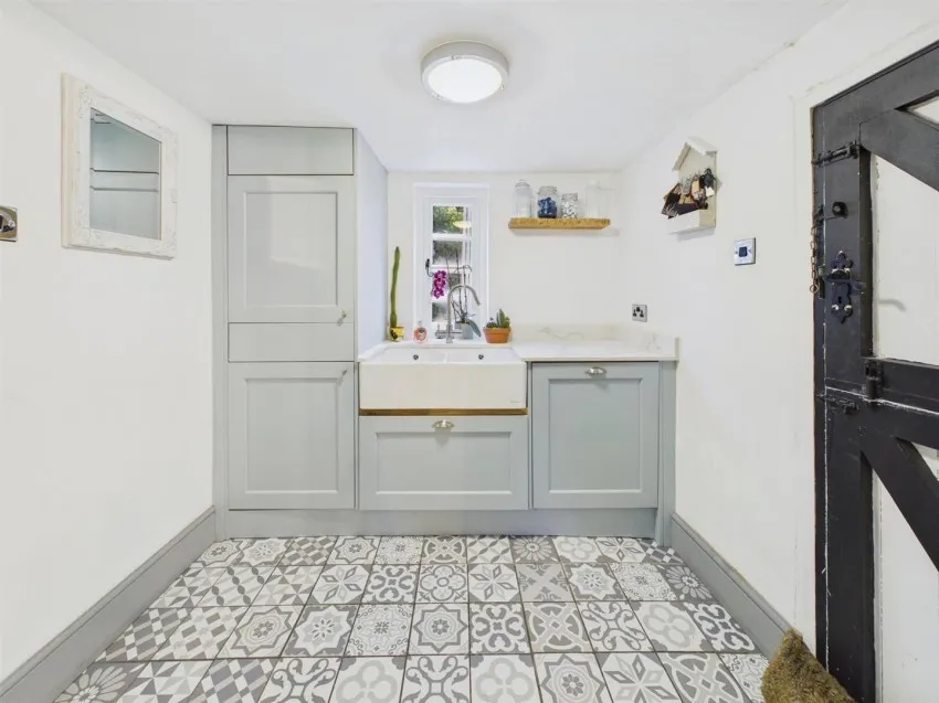 Hucclecote Road, Gloucester, photo 8