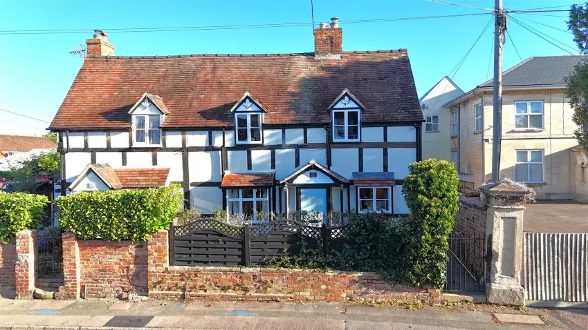 3 bed house for sale, Hucclecote Road, Gloucester
