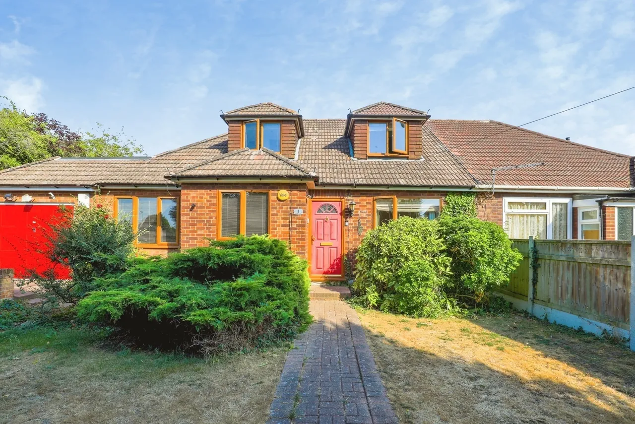 3 bed house for sale — Bourne Grove, Sittingbourne, Kent, ME10