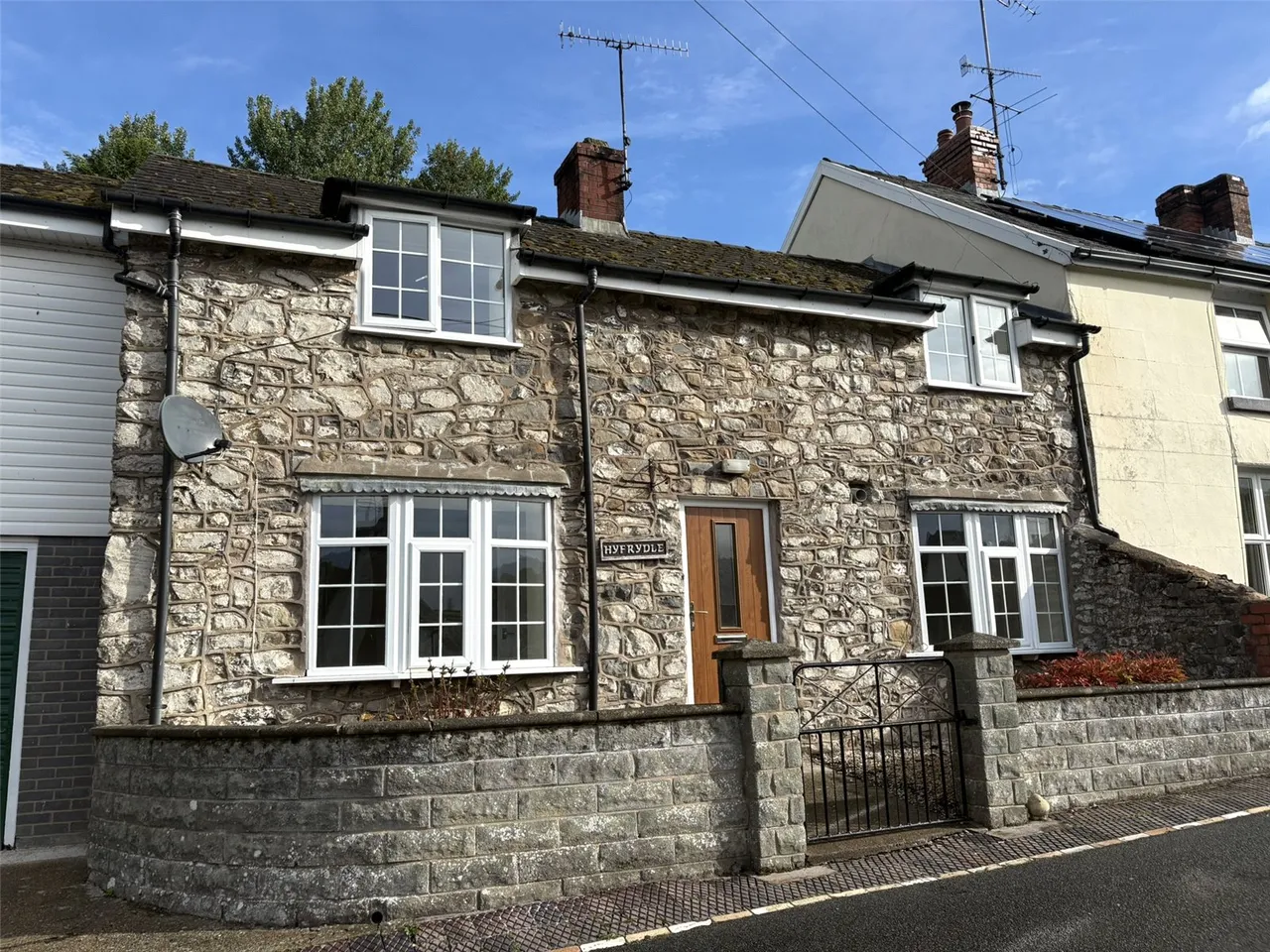 2 bed house to rent, Pont Robert, Meifod